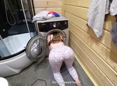 Lợi dụng chịch gái xinh đang mắc kẹt trong máy giặt